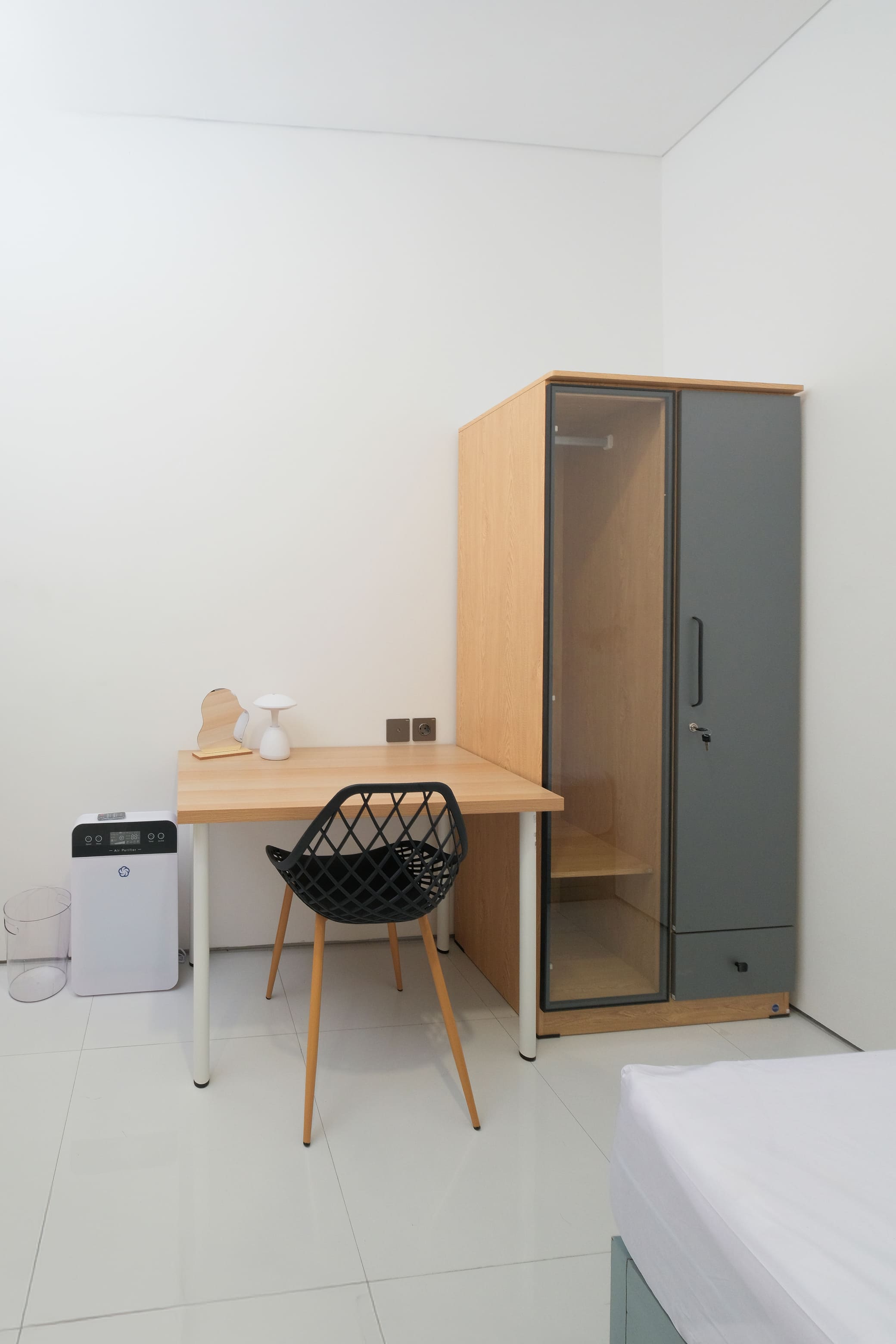 Kamar Aville dengan meja belajar, kursi, lemari, dan air purifier